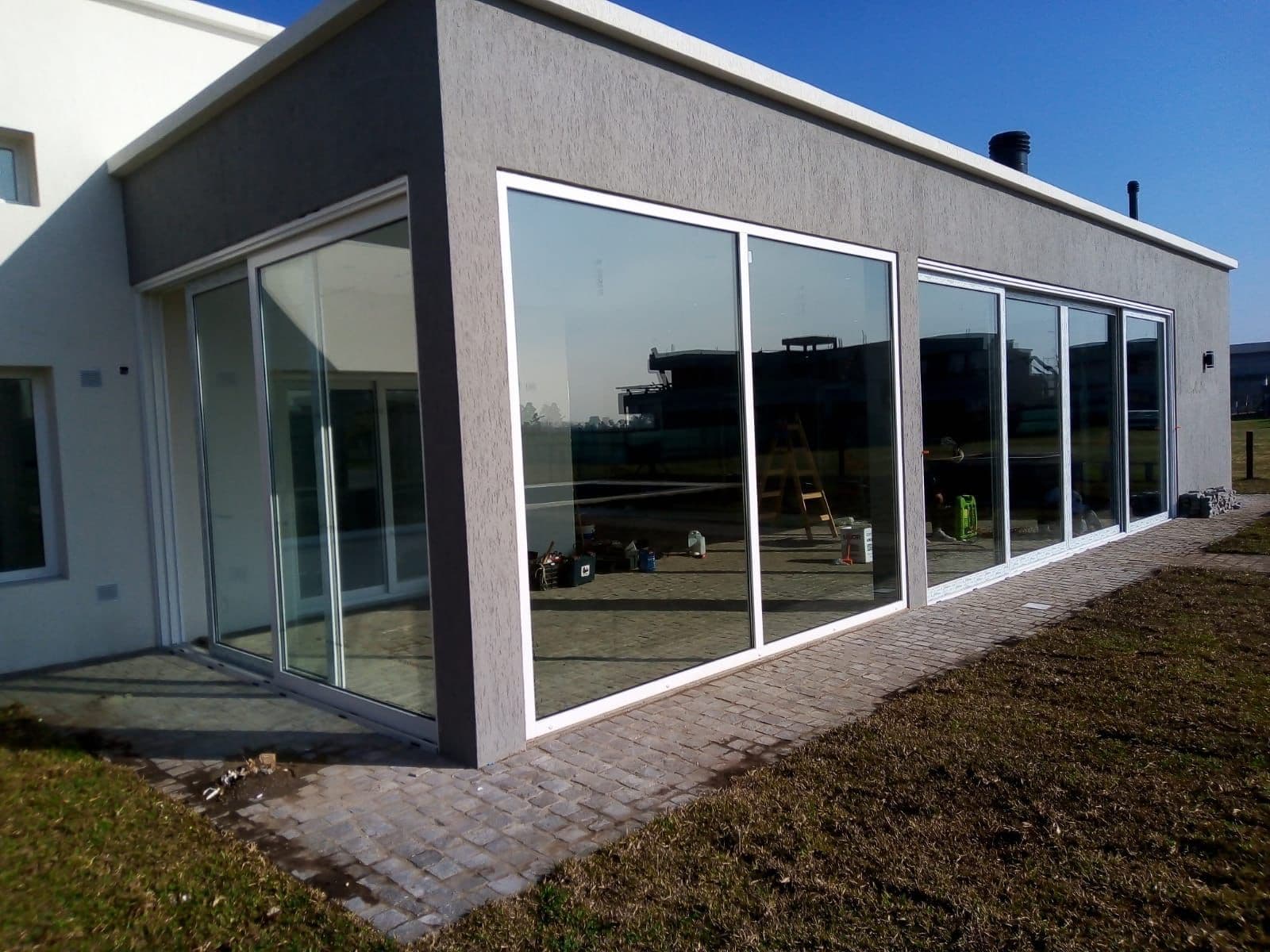 Somos una empresa que nace como consecuencia de 40 años de experiencia en proyectos vinculados a las construcciones civiles metálicas. Con base estratégica en la localidad de Berazategui, importante punto de acceso a rutas nacionales y autopistas, ofrecemos cobertura en todo el territorio de la República Argentina.